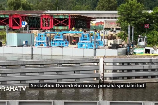 Se stavbou Dvoreckého mostu pomáhá speciální loď