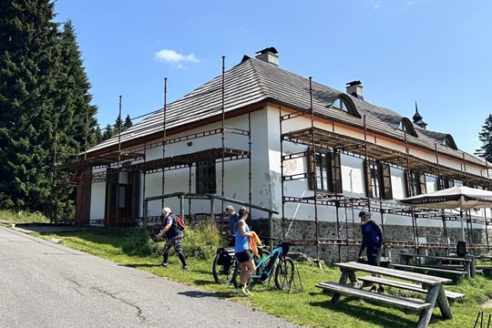 Startuje rekonstrukce šumavské hájovny Březník. Potřebuje novou střechu