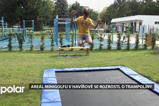 Mládež je nadšená z nových trampolín v areálu minigolfu, který prochází celkovou modernizací