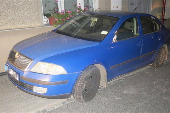 Seniorka usnula za volantem, nabourala tři auta