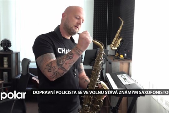 Dopravní policista se ve volném čase stává známým saxofonistou