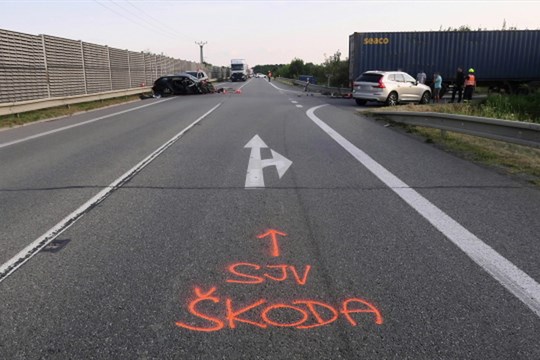 Náklaďák nedal přednost, tři mladí lidi skončili v nemocnici