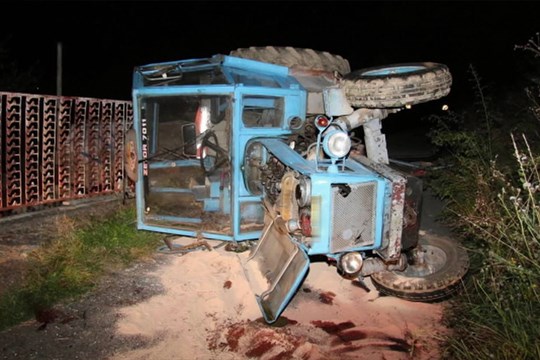 Pod vlivem řídil traktor, převrátil se a utrženou střechou vyletěl ven
