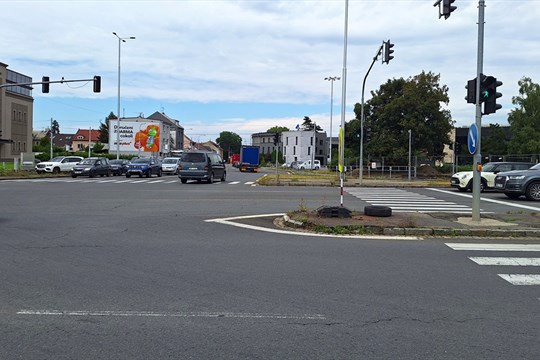 Průjezd křižovatkou ulic Lipenská, Rolsberská a Tovární omezí rekonstrukce