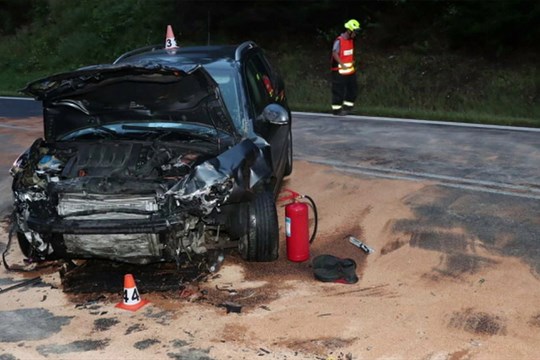 Nehoda tří aut v obci Mírov skončila tragicky