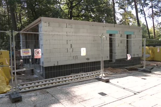 Na Lesním hřbitově v Novém Boru staví nové zázemí