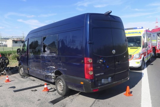 V Proseničkách se naboural motorkář s dodávkou