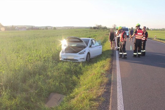Řidič elektromobilu vyjel ze zatáčky a skončil v poli