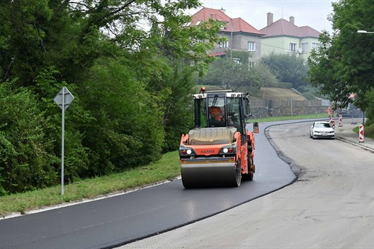 Zborovská v Hranicích je uzavřena kvůli asfaltování