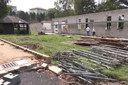 V areálu frýdlantské ZŠ speciální se staví