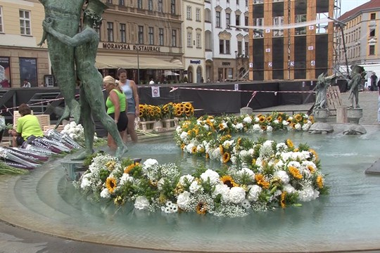 Arionova kašna vyzdobená květinami