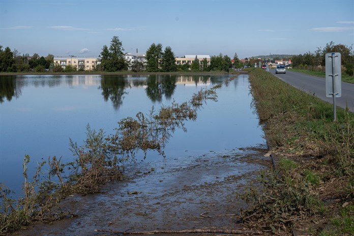 Dozvuky povodní v Kroměříži: v okrajových částech města se objevily propady podmáčené půdy, některá místa jsou stále zaplavená