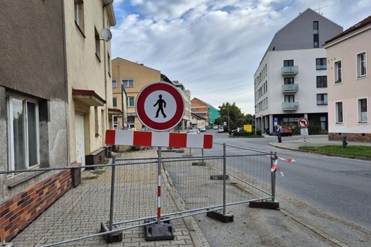 Do ulice Na Roudné, kde spadla část domu, se vrátila doprava. Částečné omezení ale stále trvá