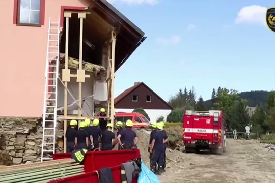 Hasiči podpírají rozpadlé domy a mosty na Jesenicku