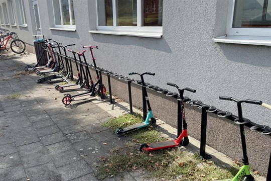 V Olomouci přibyly další stojany na kola a koloběžky