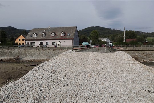 Armáda postaví na Jesenicku provizorní mosty