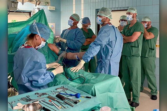 Na FNOL provedli operaci ramene pomocí kolagenového implantátu