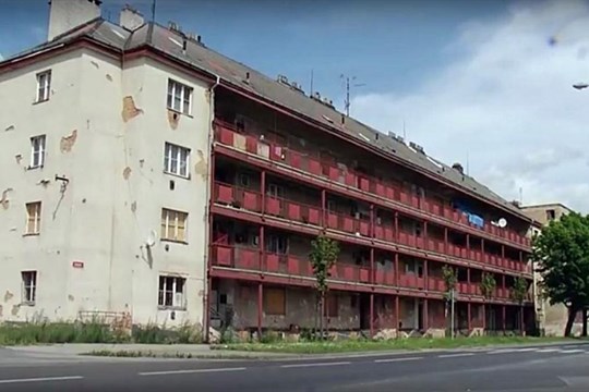 V Plzni začne příští měsíc bourání vybydlených pavlačových domů v Jateční ulici