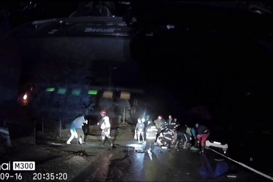 Hasiči z rouzbouřené řeky vytáhli auto s manželským párem