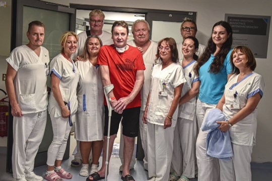 Při pracovním úrazu si poranil obě ruce, nohu a hlavu. Odborníci z FNOL jej postavili na nohy