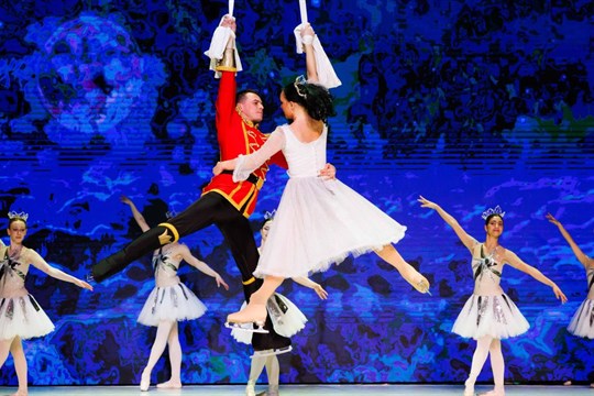 Výjimečná Lední show spojená s baletem “Louskáček” přijíždí na západ Čech