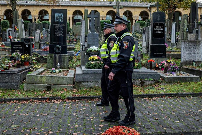 Blíží se Dušičky, policie zvýší dohled na hřbitovech