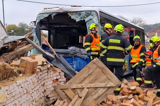 Na Plzeňsku narazil autobus do stodoly, dva lidé jsou lehce zraněni