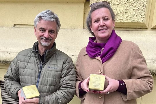 Oběti holocaustu připomíná 44 nových kamenů v Olomouci