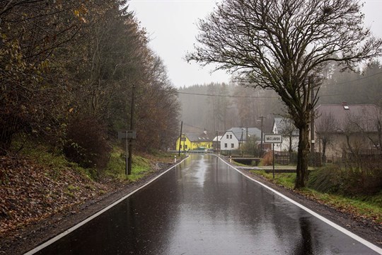 Řidiči už se projedou po nově opravené silnici mezi Růžovým údolím a Svébohovem