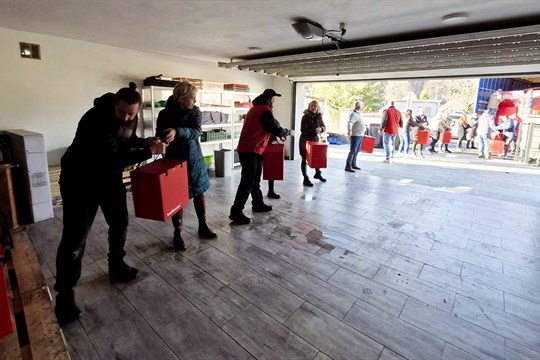 Kolimax daruje nádobí pro pomoc Jesenicku