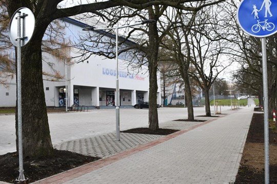 Prostor před zimním stadionem prošel proměnou