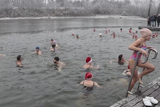 Rok 2024 ukončili plavci na rybníku Cihelna otužováním 