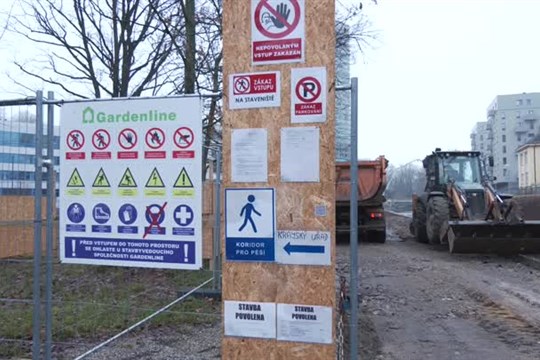 Stavba náplavky mění přístup ke krajskému úřadu