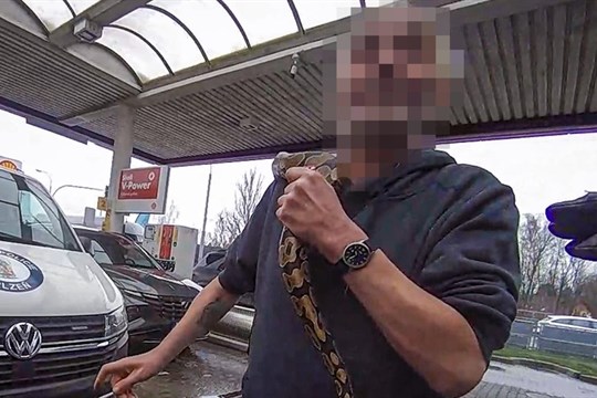 Opilý muž s hadem na krku děsil a obtěžoval lidi na čerpací stanici
