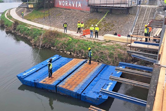 K opravě páteřního mostu v Uherském Hradišti poslouží speciální pontony