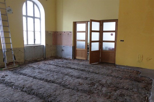 V Záhlinicích se opravuje společenský sál. Pomohla i stmelovací brigáda
