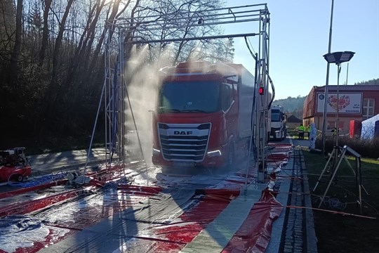 Na hranicích ve Starém Hrozenkově projíždí vozidla nad 3,5 tuny dekontaminačním rámem