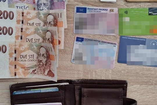 Poctivost ještě nevymřela! Ztracená peněženka neskončila v cizí kapse, ale zpět u majitele