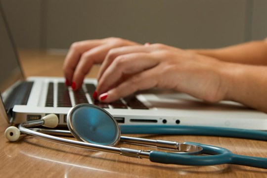 Úspěšní studenti lékařských fakult získají od Karlovarského kraje podporu, podmínkou je setrvání v regionu