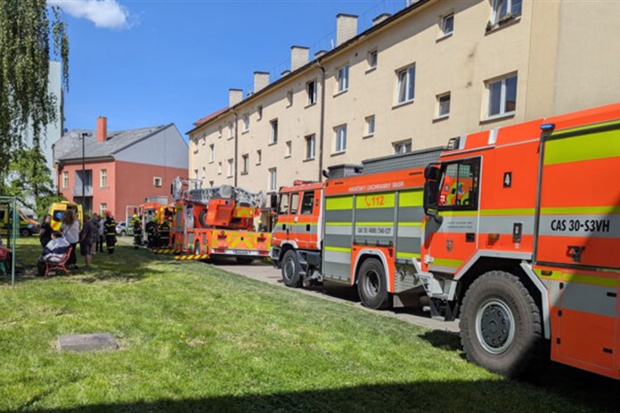 Několik zraněných po požáru bytu v Bohumíně. O život přišel pes