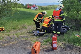 Motorkář se srazil s autem u Kopřivnice, zřejmě nedal přednost
