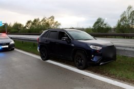 Řidič vyskočil na dálnici za jízdy z vozu a utíkal před policií