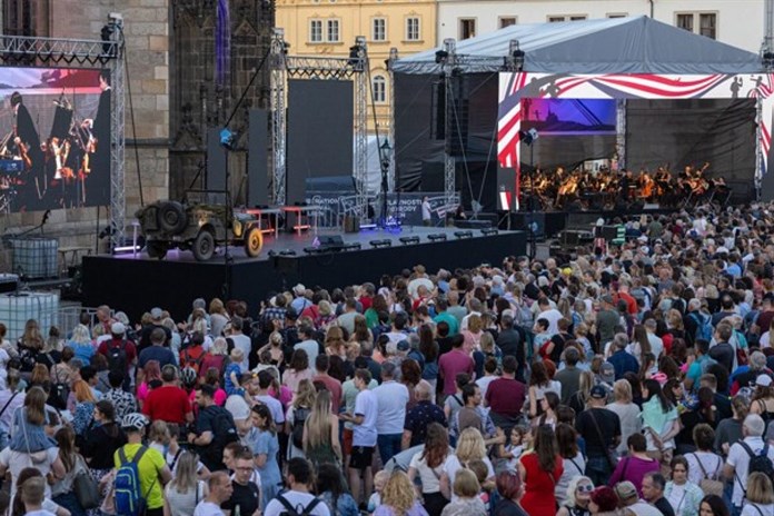První večer Slavností svobody nabídl silné momenty, nespočet lidí zaplnil náměstí