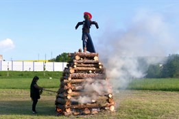 Kvítkovická čarodějnice se stala symbolem sousedské soudržnosti