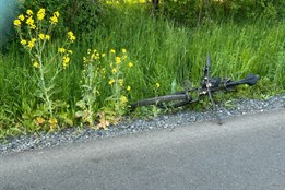 Dvanáctiletého cyklistu srazilo na Kroměřížsku auto. Zachránila ho přilba