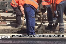 Výtluky a praskliny z městských silnic postupně mizí, v plánu jsou i větší opravy