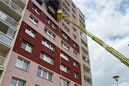 Na sídlišti Dubina hořel byt, několik lidí bylo před plameny zachráněno