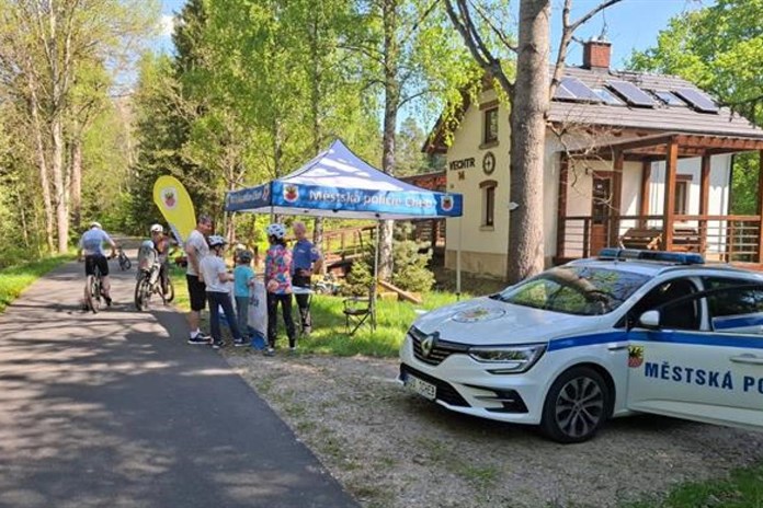 Na kole jen s přilbou: Tak se jmenovala preventivní akce strážníků z Chebu