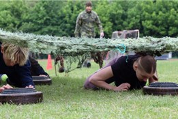 Školáci soutěžili v netradičních disciplínách o finále Wolframu ve vojenském prostoru Libavá
