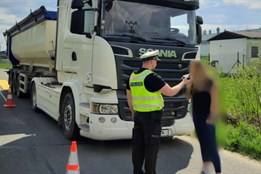 Šoférka s přetíženým návěsem na dezolátních pneumatikách ohrožovala všechny okolo